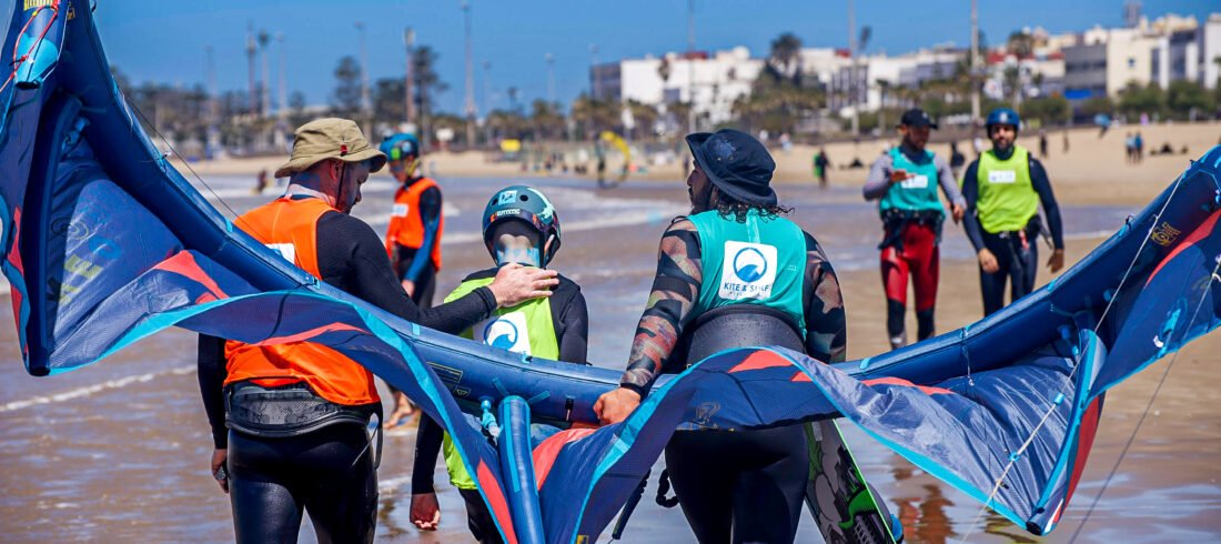 Monitor helping a student to kitesurf essaouira