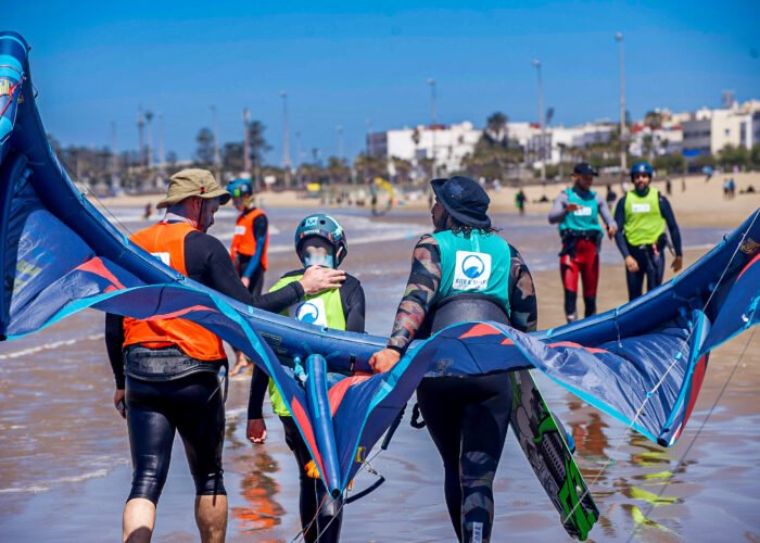 Monitor helping a student to kitesurf essaouira